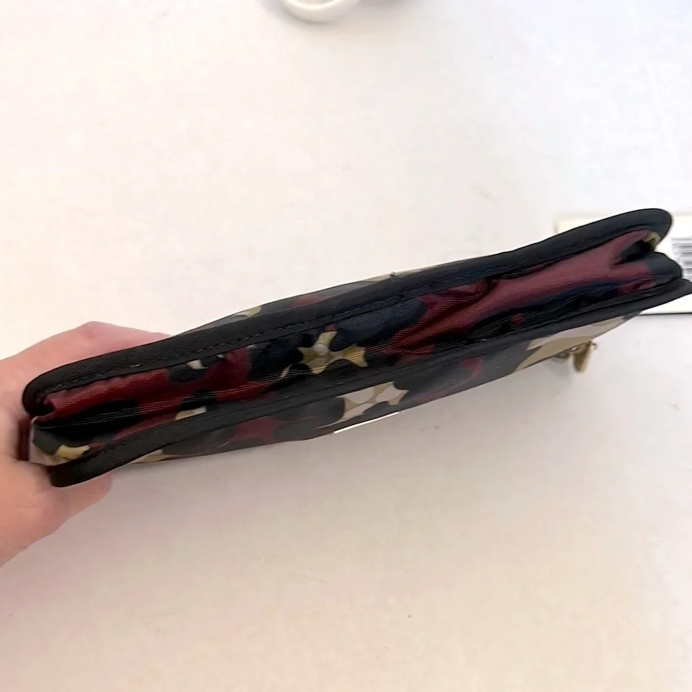 Baggallini large Fiji wedge case with Gold Zipper